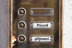 Příjmení podle jídla a pití: Rosol, Weidlich, Buchta/Buchtele, Vetešník. Připravili a uvádí Lucie Husárová a Jiří Holoubek.