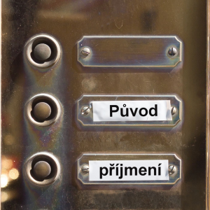 O puvodu pnjjmeni-logo
